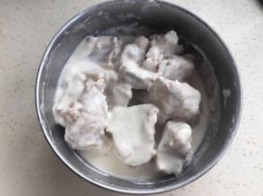 然后把小排放入面糊里裹上面浆