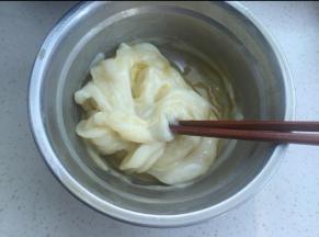 拿出加入软化黄油搅匀（可以面包机揉）