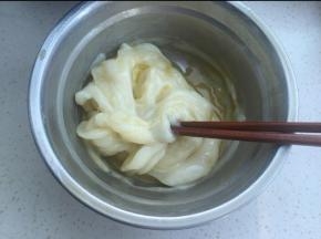 拿出加入软化黄油搅匀（可以面包机揉）