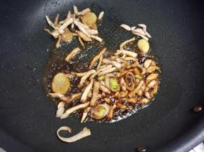 加入生抽继续翻炒。