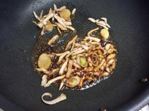 加入生抽继续翻炒。