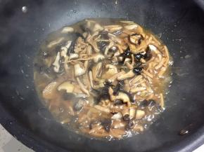 汤汁变浓稠，卤就炒好了。