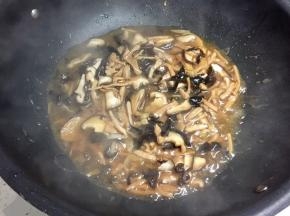 汤汁变浓稠，卤就炒好了。