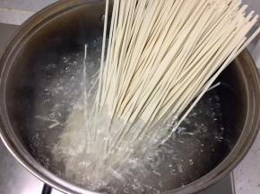 炒卤的时候，可以另起一锅水煮面。把清水烧开，下入挂面。