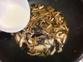 再倒入水淀粉，炒匀。