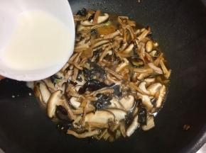 再倒入水淀粉，炒匀。