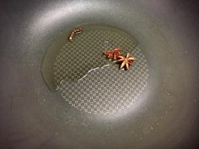 锅烧热，放油，下两个八角煸香。