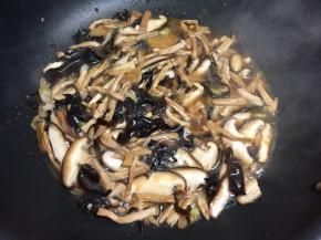 再加入适量温水，煮开，加入盐和鸡精。