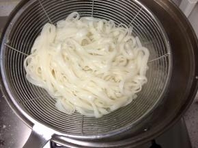 把面捞出沥水。