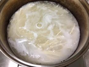 水开后加一碗凉水，接着煮开后，再加入一碗凉水，再次烧开后，接着煮一会儿，面就煮熟了。这样煮出来挂面比较劲道。