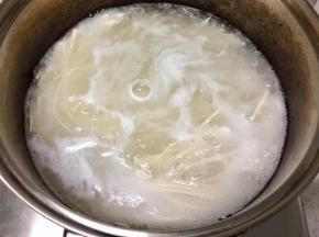 水开后加一碗凉水，接着煮开后，再加入一碗凉水，再次烧开后，接着煮一会儿，面就煮熟了。这样煮出来挂面比较劲道。
