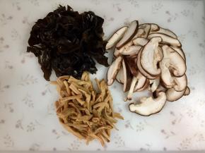 把香菇切片，木耳小块，黄花菜切断。