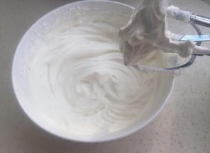 淡奶油加入10克细砂糖打发到起纹路
