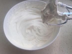 淡奶油加入10克细砂糖打发到起纹路