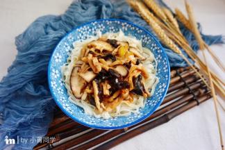 把炒好的卤浇到面上，就可以开吃啦！