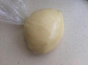然后揉匀放一边（夏天放冰箱）
