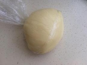 然后揉匀放一边（夏天放冰箱）