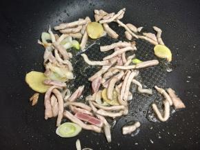 炒至肉丝变白。