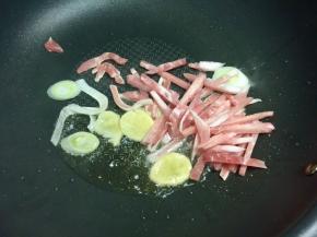 下葱姜爆香，接着下肉丝翻炒。