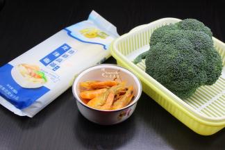 准备食材：龙须挂面、虾（已经处理汆烫熟）、西兰花、生姜等食材；