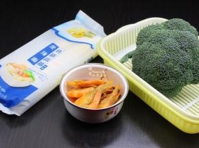 准备食材：龙须挂面、虾（已经处理汆烫熟）、西兰花、生姜等食材；