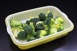 西兰花切好，洗净捞出；