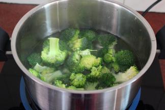 清水煮沸，放入西兰花，再放一点盐，汆烫熟；