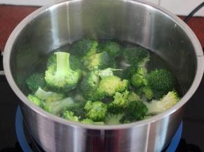 清水煮沸，放入西兰花，再放一点盐，汆烫熟；