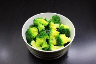 西兰花过冷水，沥干，待用。PS：过冷水，不仅保持口感，还能不变黄。
