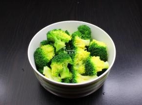 西兰花过冷水，沥干，待用。PS：过冷水，不仅保持口感，还能不变黄。