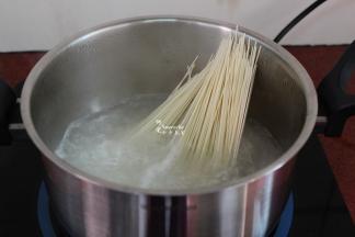 清水煮沸，放入挂面煮五成熟，捞出；