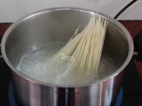 清水煮沸，放入挂面煮五成熟，捞出；