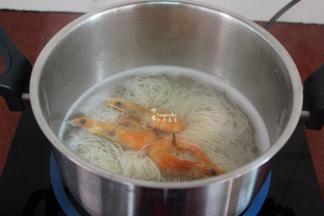 浓汤煮沸之后，把挂面放入浓汤锅煮熟，在放入虾煮熟捞出；