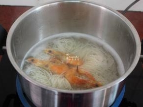 浓汤煮沸之后，把挂面放入浓汤锅煮熟，在放入虾煮熟捞出；