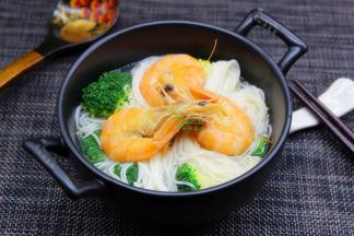 煮好虾和面装入碗里，加上西兰花，就可以享用了；