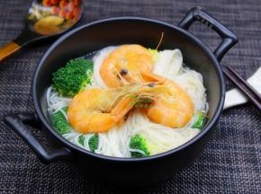 煮好虾和面装入碗里，加上西兰花，就可以享用了；