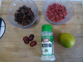 准备配料并称重。