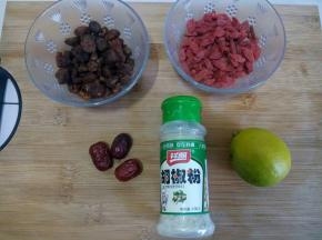 准备配料并称重。