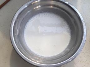 主材中的糯米粉、淀粉和牛奶、细砂糖打匀。