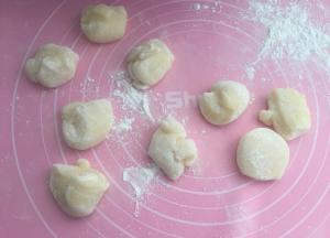 把饼皮分成25-30克一个。