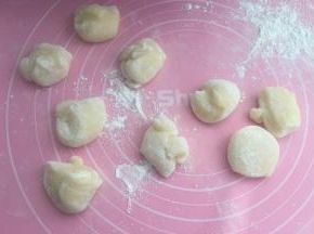 把饼皮分成25-30克一个。