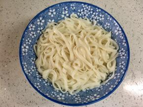 把面盛入碗中，可以过一下凉白开更劲道。因为是冬天比较冷，我就没有过凉水。可以加一些油拌一拌防粘。