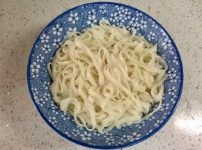 把面盛入碗中，可以过一下凉白开更劲道。因为是冬天比较冷，我就没有过凉水。可以加一些油拌一拌防粘。