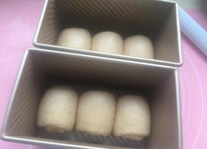 卷起放入吐司盒