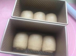 卷起放入吐司盒