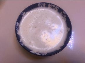 把主材里的水和核桃仁打糊