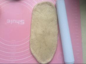 松弛下来，擀成椭圆形