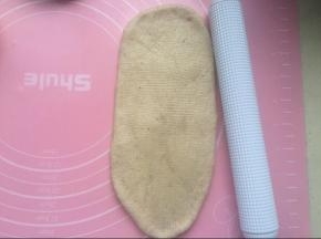 松弛下来，擀成椭圆形