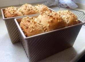 180度烤40分钟。（适当时候盖锡纸）