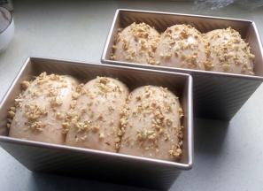 先刷蜂蜜水，再撒核桃碎